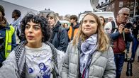 Vasemmalla tumma kiharahiuksinen nainen palestiinalaishuivi olkapäillään, oikealla vaalea pitkähiuksinen nainen palestiinalaishuivi kaulassaan.