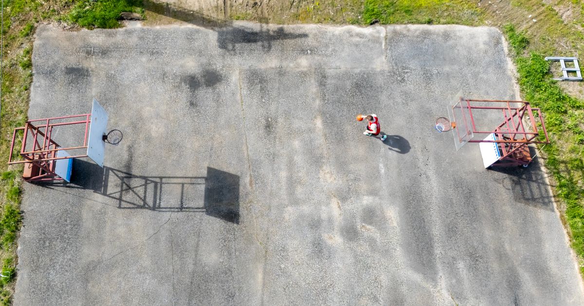 Seinäjoen kaupungin väliaikainen koriskenttä lytättiin somessa – liikuntatoimenjohtaja: ”Ei se kenttä niin huono ole”