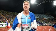 Topi Raitanen firar med finska flaggan.