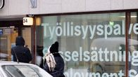Kaupungin työllisyyspalvelujen ikkuna talvisessa Helsingissä.