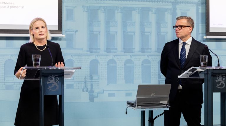  Pääministeri Petteri Orpo ja valtiovarainministeri Riikka Purra tiedotustilaisuudessa.