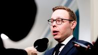 Matias Marttinen haastattelutilanteessa, etualalla käsi pitelee mikrofonia ja toinen käsi puhelinta.