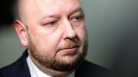 Joona Räsänen haastattelutilanteessa eduskunnan käytävällä.