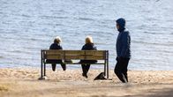 Ulkoilijoita nauttimassa aurinkoisesta säästä