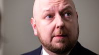 Joona Räsänen haastattelutilanteessa eduskunnan käytävällä.