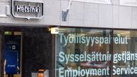 En affärslokal fotad från gatan. På fönsterrutan syns texten Sysselsättningstjänster.