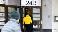 Lahden työllisyyspalvelujen ovi ulkopäin kuvattuna.