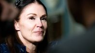Lulu Ranne ulkotakki päällään eduskunnan käytävällä.
