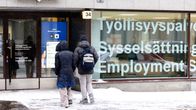 Två människor står utanför arbetskraftsbyråns dörr.
