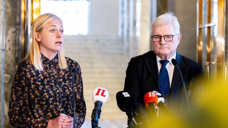 Elina Valtonen ja Johannes Koskinen mediatilaisuudessa.