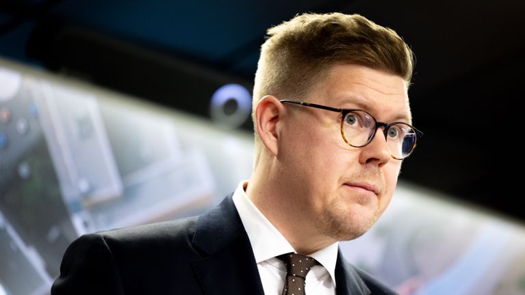 Antti Lindtman kuvattuna SDP:n tiedotustilaisuudessa.
