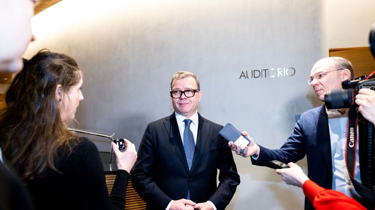 Media haastattelee Petteri Orpoa.