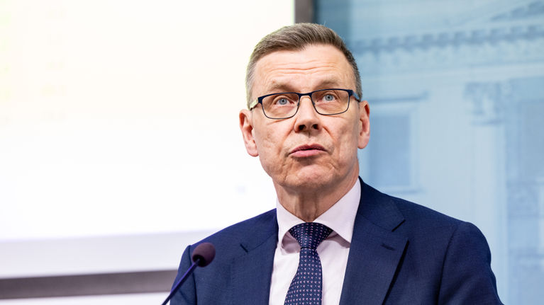Mikko Spolander puhuu tiedotustilaisuudessa.