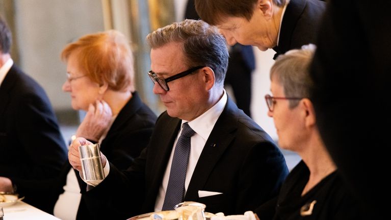 Petteri Orpo kahvipöydässä.