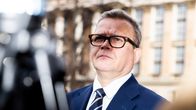 Petteri Orpo Säätytalon ulkopuolella median edessä.
