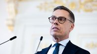 Alexander Stubb puhuu tiedotustilaisuudessa Presidentinlinnassa.