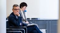 Mikko Spolander istuu valtiovarainministeriössä ennen tiedotustilaisuuden alkua.
