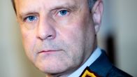 Puolustusvoimain komentajan Janne Jaakkola lähikuvassa katsoen kohti sinisin  silmin.
