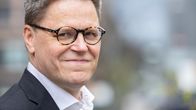 Petri Rouvinen, eknomon vid näringslivets forskningsinstitut (ETLA). Han är iklädd koksym och ler mot kameran.