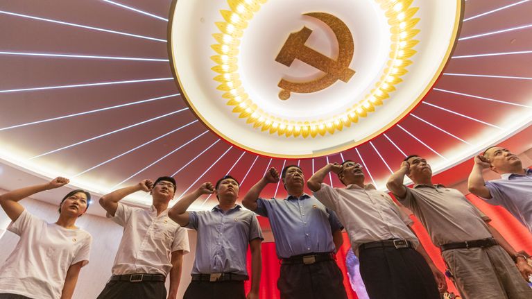 Vierailijat vannoivat uskollisuutta puolueelle Shanghaissa kommunistisen puolueen perustamista muistavan muistomerkin äärellä.
