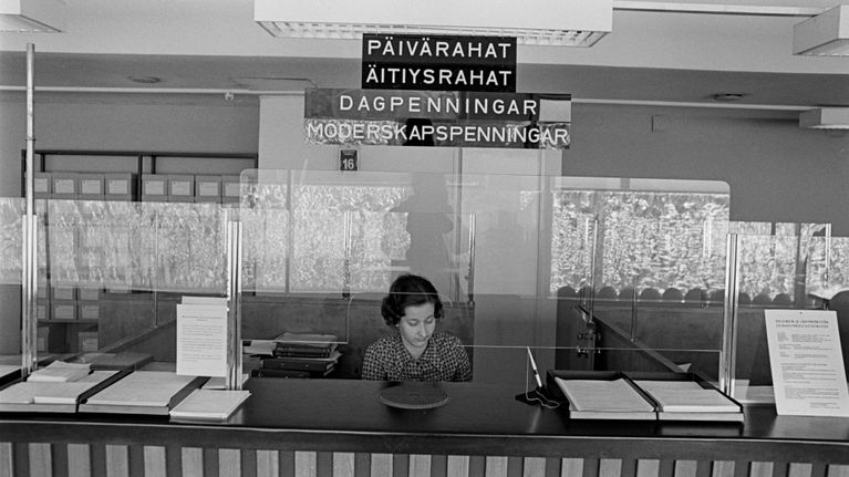 Kelan palvelutiski, josta voi hakea päivärahoja ja äitiysrahoja, vanha kuva.
