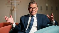 Petteri Orpo istuu nojatuolissa Ylen lämpiössä ja puhuu käsillään elehtien.