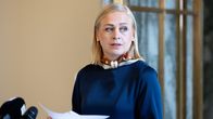 Elina Valtonen tiedotustilaisuudessa.