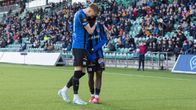 Florian Krebs och Axel Kouame firar.