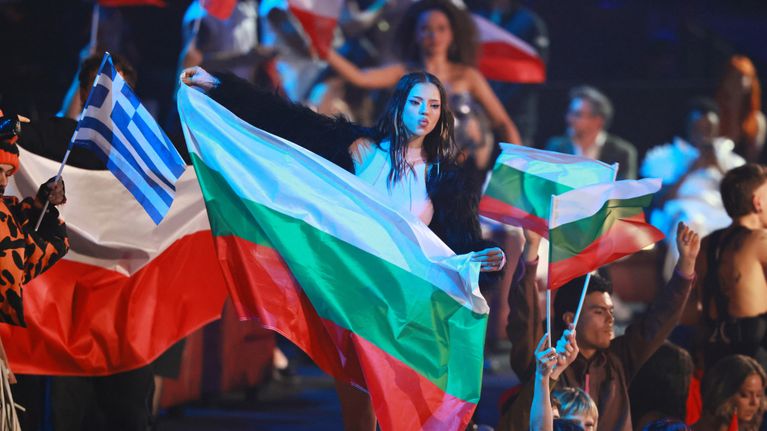 Dara juhlii Bulgarian lipun kanssa.