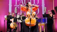 Gaeun Kim soittamassa selloa Tapiola Sinfoniettan kanssa Tapiolasalissa.
