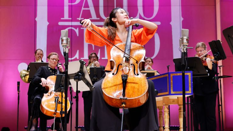 Gaeun Kim soittamassa selloa Tapiola Sinfoniettan kanssa Tapiolasalissa.