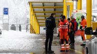 Poliisi keskustelee rautatieaseman työntekijöiden kanssa Goppensteinin asemalla.