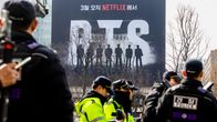 Poliiseja partioimassa BTS-yhtyeen lavan edustalla.