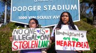 Mielenosoittajia Los Angeles Dodgersin stadionin edustalla.