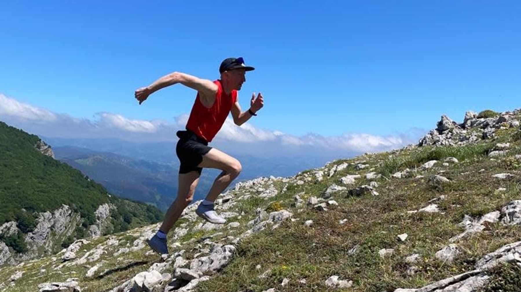 Mårten Boström springer på ett berg.
