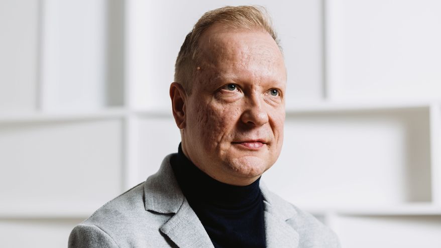 Kulttuurivieras rumpali ja muusikko Kalle Torniainen kuvattu treenikämpässä Espoossa.