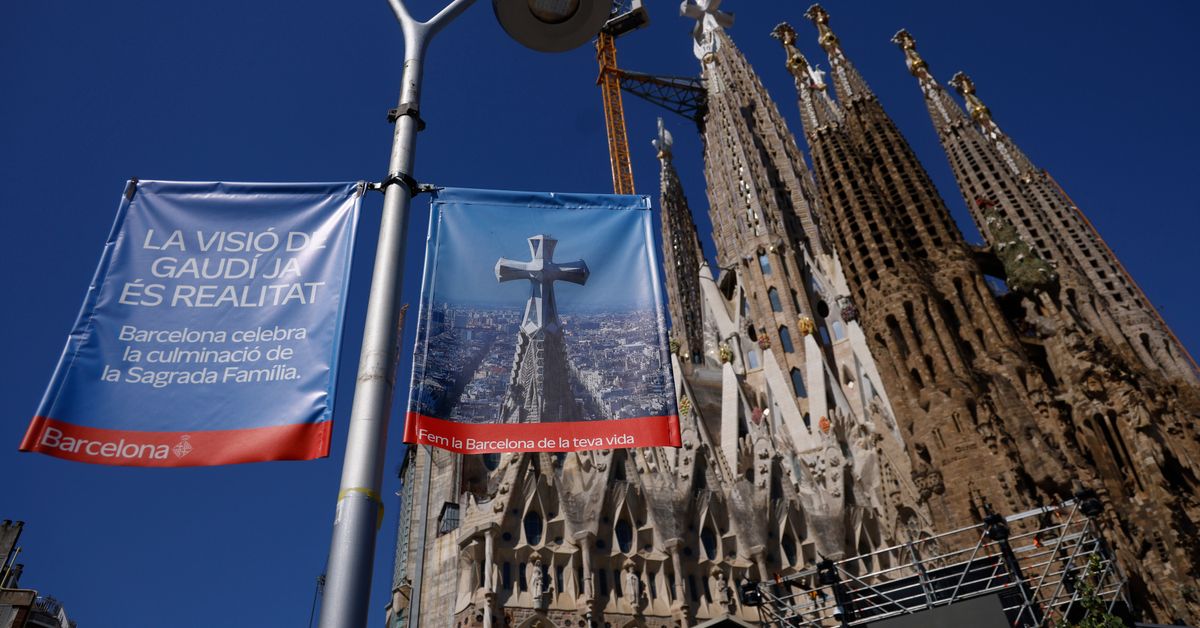 Paavi siunaa Sagrada Famílian korkeimman tornin – seuraa suo