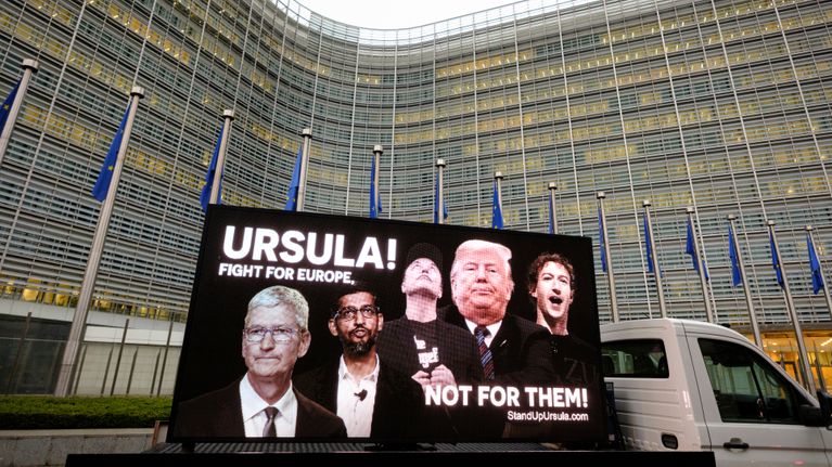 Liikkuva mainostaulu vaatii Ursula von der Leyeniä puolustamaan Eurooppaa EU:n komission rakennuksen edustalla Brysselissä.