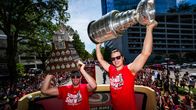 Sebastian Aho nostelee mestaruuspyttyä linja-auton katolla.