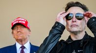 Kuvassa kaksi henkilöä, joista toinen pukeutunut "Make America Great Again" -lippikseen ja toinen käyttämässä nahkatakkia ja SpaceX-paitaa.