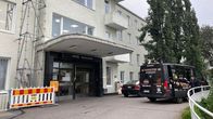 Invataksi on pysähtynyt TYKS Loimaan sairaalan pääoven eteen. Oven vieressä on rakennusteline.