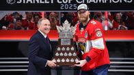 NHL:n komissaari Gary Bettman ojentaa Conn Smythe -palkinnon Sam Bennettille. 