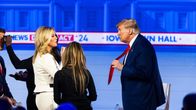 Entinen presidentti Donald Trump (oik.) puhuu Fox News Channelin Martha MacCallumille (vas.) tauon aikana Iowan kaupungintalolla Iowan tapahtumakeskuksessa.