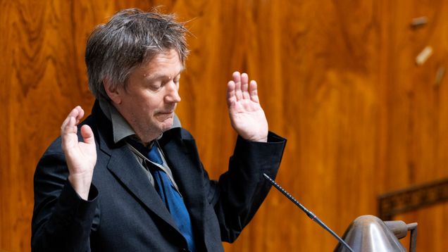 Teemu Keskisarja pitää puhetta eduskunnassa.