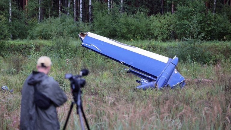 Mies kuvaa lentokoneen turmapaikalla lentokoneen siipeä
