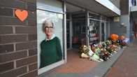 Helen Hainesin kuva rakennuksen ovea ja kukkia sen toisella puolella.