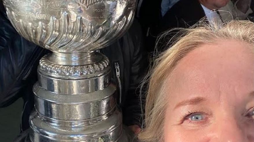 Artturi Lehkonen ja Tiia Hurme Stanley Cup -pokaalin kanssa heinäkuussa 2022.