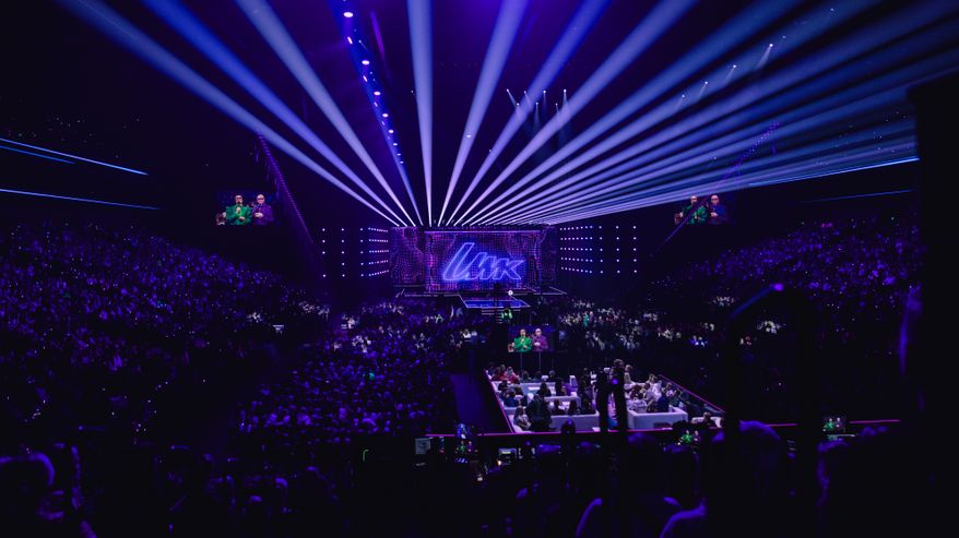 Violetin ja sinisen sävyin hohtava Tampereen areena ja UMK-lava.