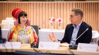 Saamelaiskäräjien puheenjohtaja Pirita Näkkäläjärvi ja presidentti Alexander Stubb Inarin Sajoksessa 24.5.2024.