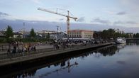 Oulun torinrantaan kerääntynyttä nuorisoa koulujen päättäjäisviikonloppuna.